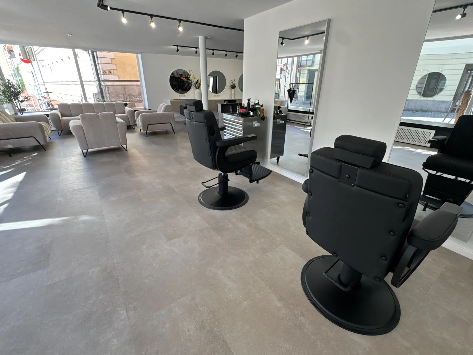 Barber-Stühle am Fenster zur Gasse
