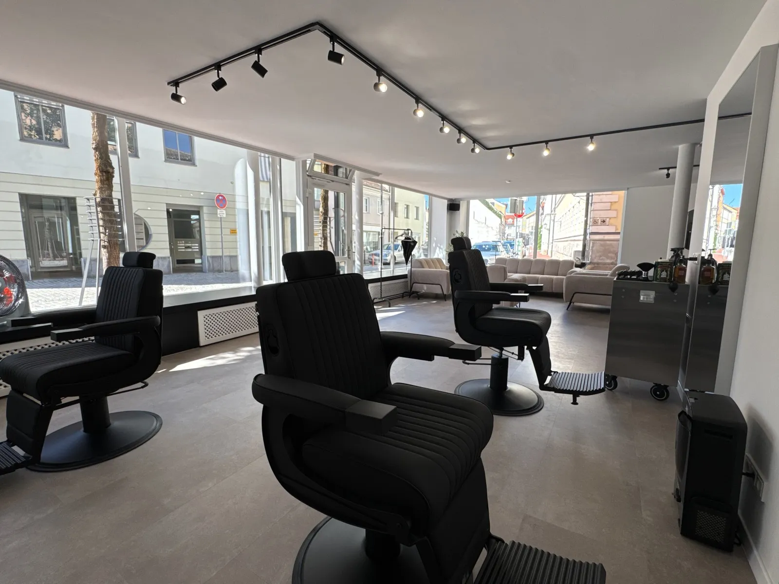 Barber-Stühle mit Blick in den Salon