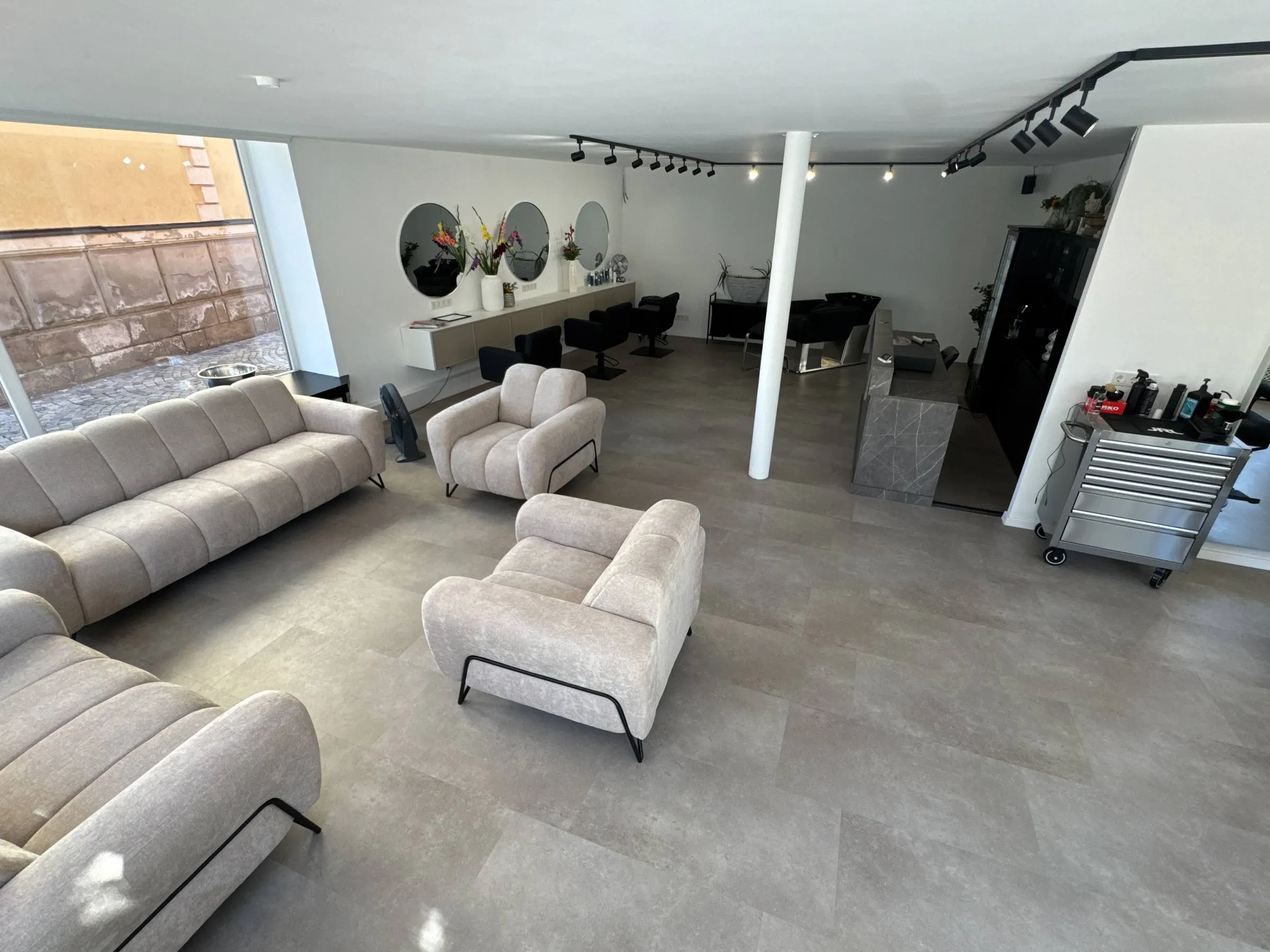 Lounge mit hellen Sofas