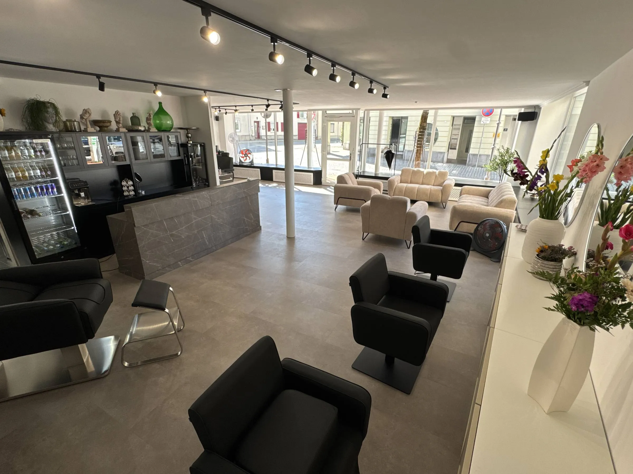 Lounge mit Blumen am Empfang