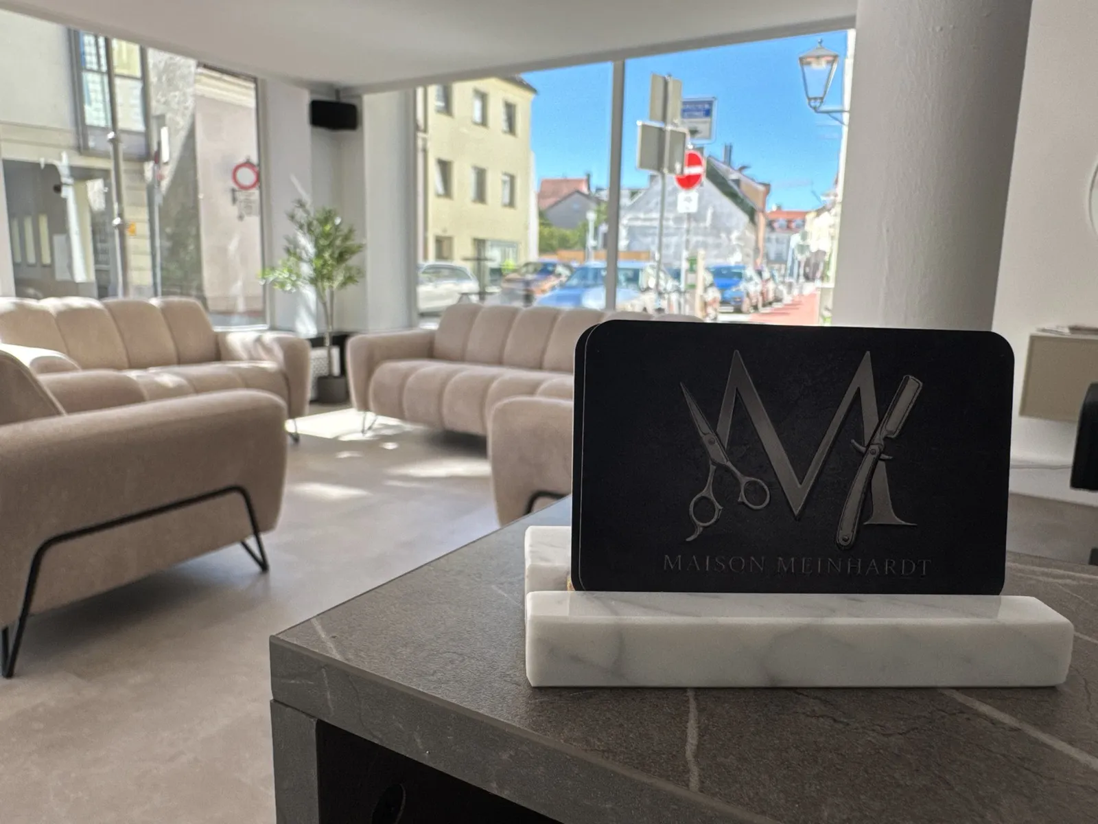 Logo-Tafel von Maison Meinhardt auf dem Tresen